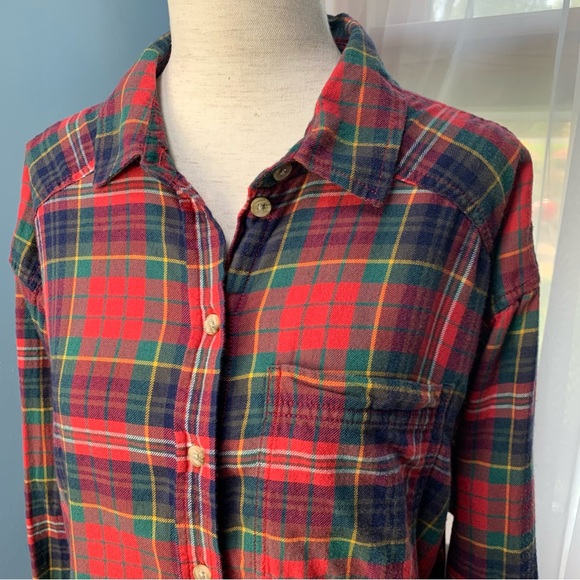 American Eagle Cozy Cabin Red and Green Plaid Cropped Button Down - Picture 3 of 9